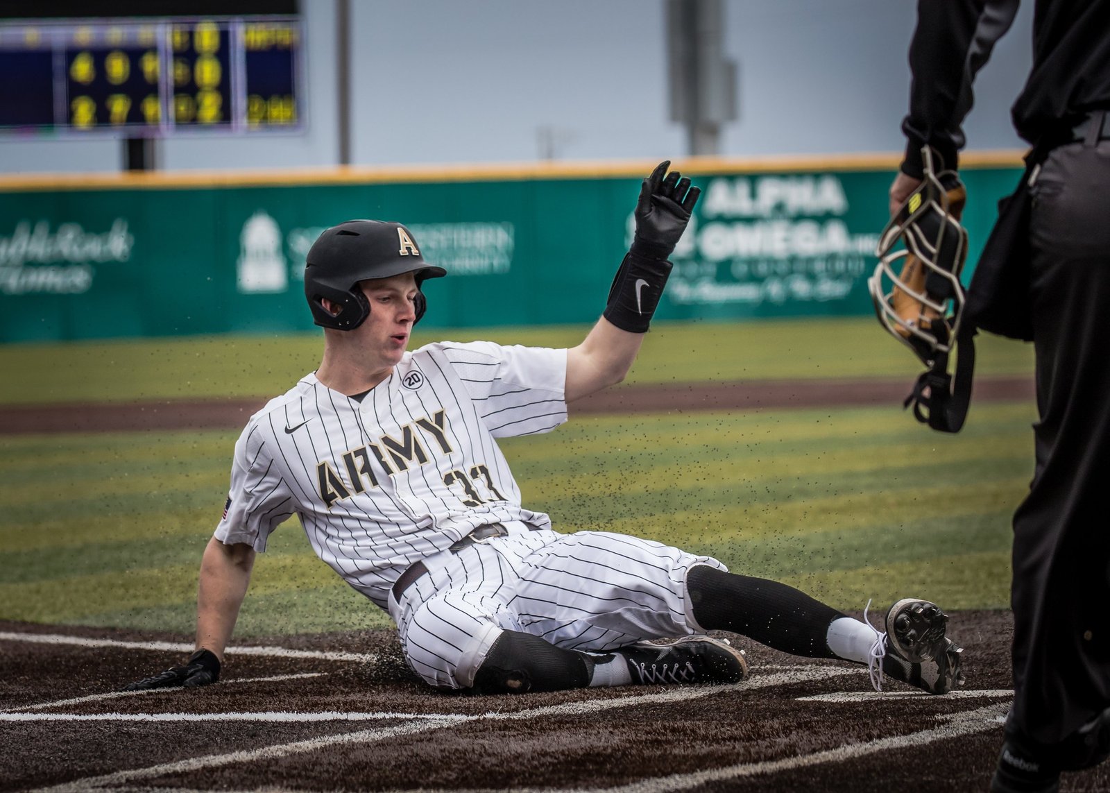 Army clinched the series with a 6-4 victory
